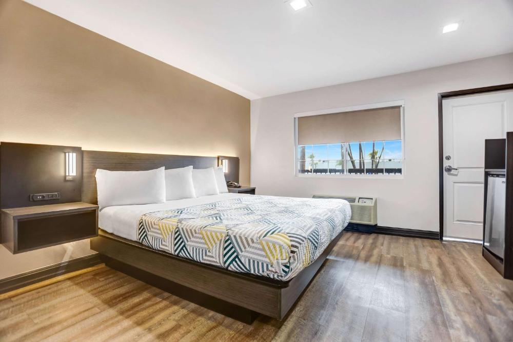 Queen Room - Non-Smoking interior