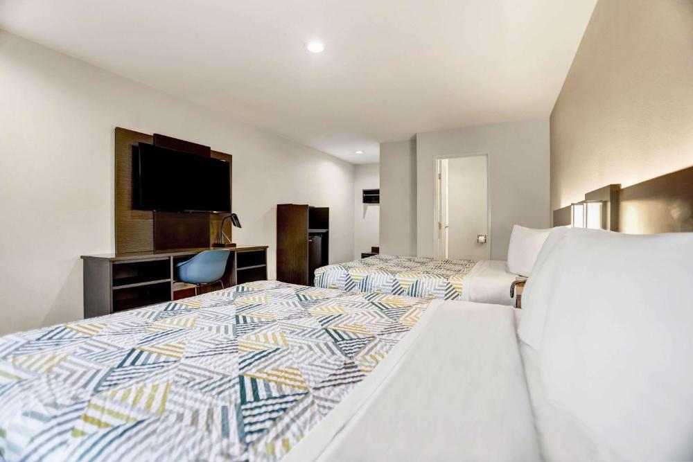 Quadruple Room - Non-Smoking interior